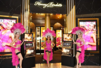 Victoria’s Secret vừa rút lui, Playboy lập tức 