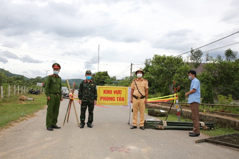 Ngành chức năng Hương Khê đã nhanh chóng thiết lập 3 chốt phong toả tại các “cửa ngõ” ra vào thôn Tân Hương nơi hai vợ chồng bệnh nhân sinh sống