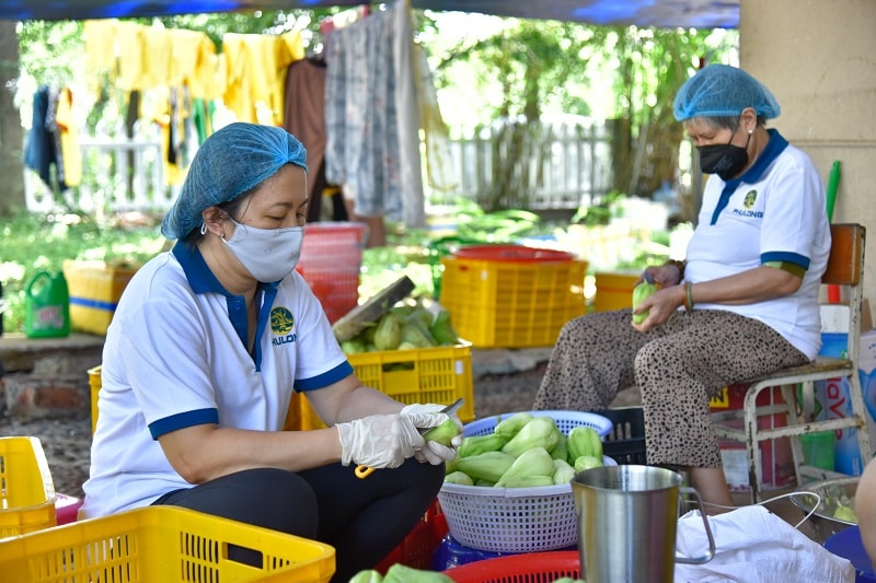 Các tình nguyện viên được định kỳ test covid và thực hiện phương châm “3 tại chỗ” để đảm bảo Bếp ăn luôn đỏ lửa 24/24.