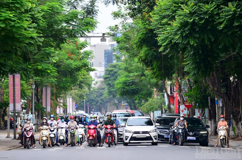 nhiều tuyến đường vào trung tâm thành phố Hà Nội đông đúc hơn ngày đầu thực hiện Chỉ thị 16 do đây là ngày đầu tuần, nhiều người phải đến nơi làm việc.