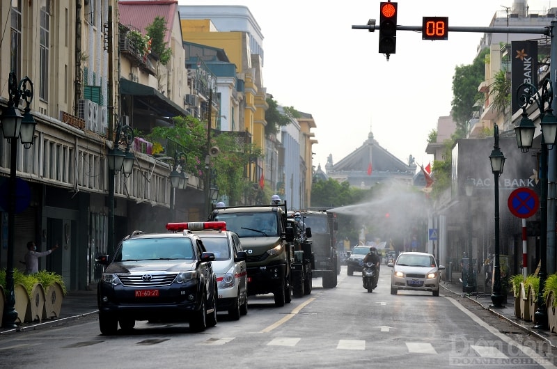 Lực lượng phun khử khuẩn của Binh chủng hoá học xuất phát từ Nhà hát lớn Hà Nội