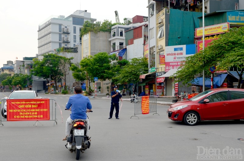 Sáng nay, nhiều phường ra quân, lập các chốt tuyên truyền phòng chống dịch.