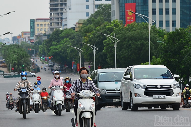 Thành phố yêu cầu mọi người dân ở tại nhà, chỉ ra ngoài trong trường hợp thật sự cần thiết như: mua lương thực, thực phẩm, thuốc men, cấp cứu… Thực hiện nghiêm việc giữ khoảng cách tối thiểu 2m khi giao tiếp, không tập trung quá 2 người ngoài phạm vi công sở, trường học, bệnh viện và nơi công cộng. Tuy nhiên, sáng nay vì nhiều lý do, rất nhiều người đã ra ngoài đường khiến các tuyến phố đông đúc.