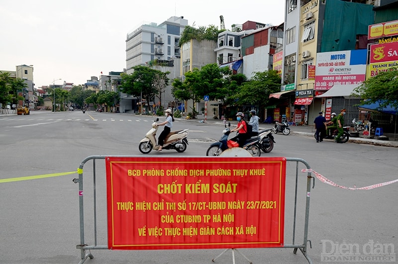 Sáng nay (26/7), theo ghi nhận, đường phố Hà Nội đông đúc hơn ngày đầu thực hiện Chỉ thị 16. Một số phường lập chốt, nhiều người không đủ giấy tờ và lý do chính đáng đã phải quay đầu xe ra về.