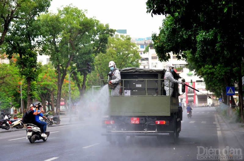 Xe khử khuẩn đi qua những địa danh nổi tiếng quanh hồ Gươm