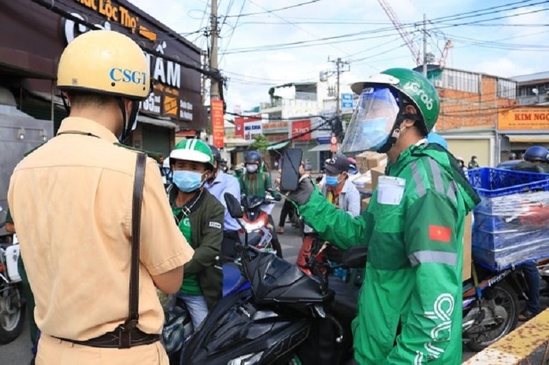 Dể tránh việc người dân lợi dụng mặc áo shipber ra đường, các shipber phải chứng minh đơn hàng vận chuyển mới được qua chốt.