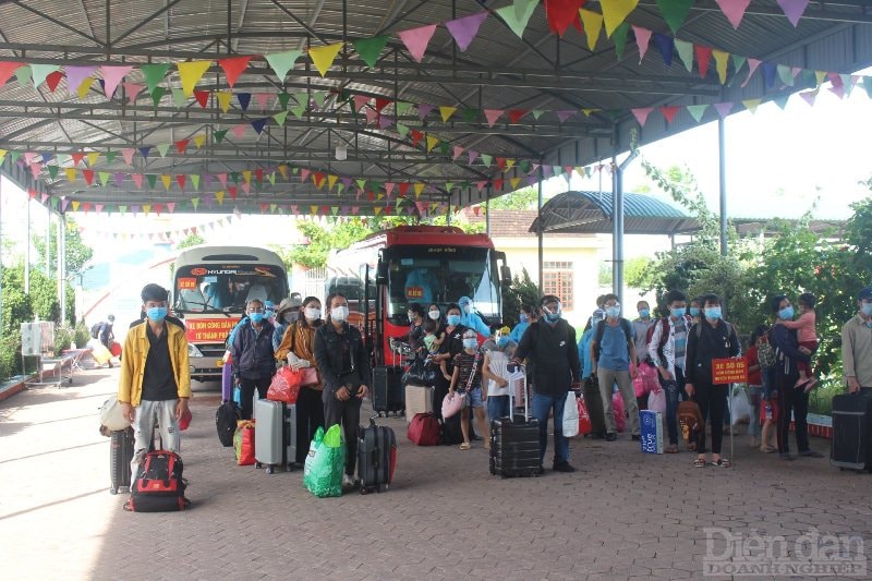 Toàn bộ công dân Hà Tĩnh từ TP Hồ Chí Minh và các tỉnh phía Nam khi về quê phải thực hiện cách ly tập trung 14 ngày theo quy định của Bộ Y tế. Ngay sau khi công dân về địa điểm cách ly tập trung phải lấy mẫu xét nghiệm SARS-CoV-2. Công dân được lấy mẫu xét nghiệm 3 lần.