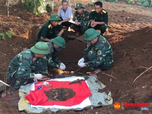 Cán bộ, nhân viên Đội quy tập hài cốt liệt sỹ 584 tiến hành cất bốc hài cốt liệt sỹ.