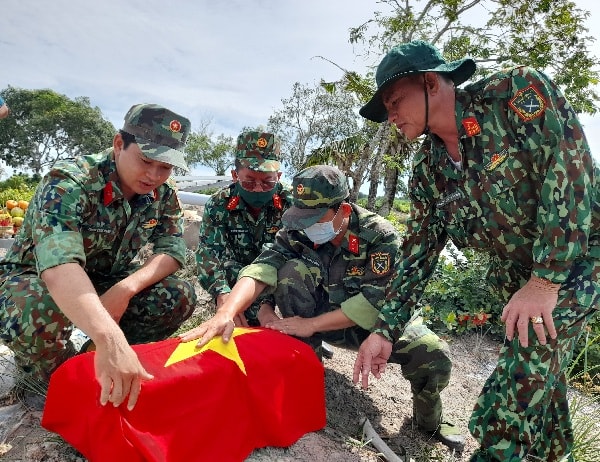 Lực lượng quân sự tiến hành quy tập hài cốt các anh hùng liệt sỹ