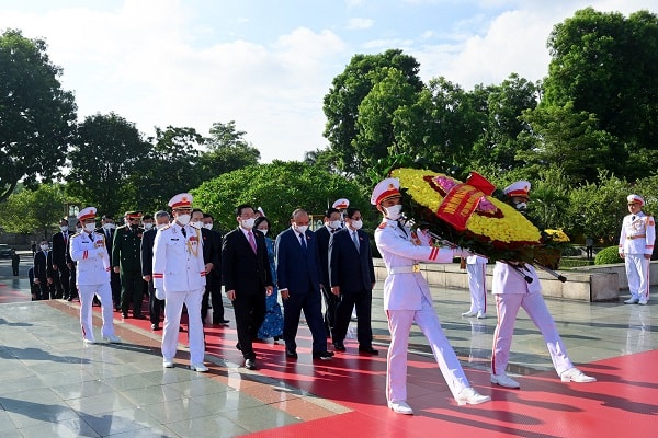 Lãnh đạo Đảng, Nhà nước dâng hoa tưởng nhớ các anh hùng liệt sỹ, sáng 27/7.