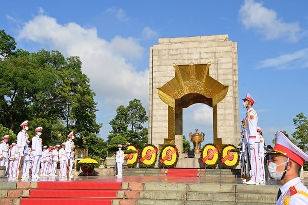 Sự hy sinh của các liệt sĩ đã chuẩn bị cho đất nước ta nở hoa độc lập, kết quả tự do.