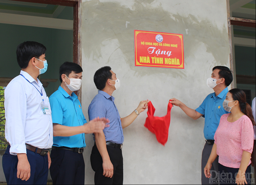 Nhà của bà Nguyễn Thị Thủy (thôn Lăng Chùa, xã Hoa Thủy, huyện Lệ Thủy) và nhà của bà Dương Thị Chiến (thôn Quảng Xá, xã Tân Ninh, huyện Quảng Ninh).