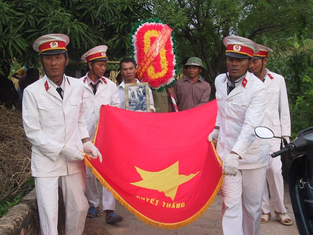 Tròn 30 năm, qua nhiều kênh, gia đình chúng tôi cũng đã chấp nối được thông tin để biết được chính xác phần mộ yên nghỉ của bác tôi - Liệt sỹ Trần Ngọc Vinh ở nghĩa trang Dốc Bà Đắc, huyện Tịnh Biên, tỉnh An Trang để vào thăm viếng, đưa về quê nhà