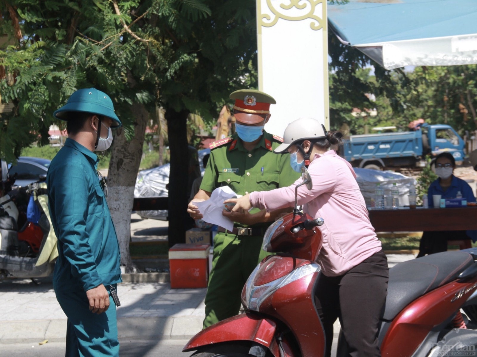 Các trường hợp đi lại trong thành phố đều được lực lượng chức năng tiến hành dừng xe để kiểm tra.