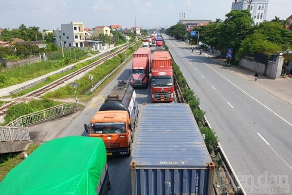 Ngày 18 - 20/7 vừa qua, những cửa ngõ đi vào Hải Phòng bị ách tắc nghiêm trọng bởi áp dụng dán tem cho các phương tiện và xét nghiệm lái xe 