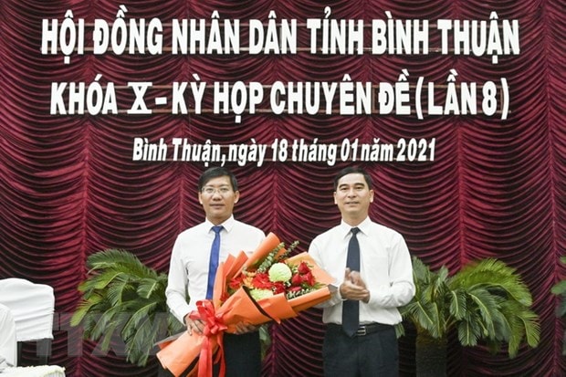 Ông Dương Văn An, Bí thư Tỉnh ủy Bình Thuận tặng hoa chúc mừng ông Lê Tuấn Phong, Chủ tịch UBND tỉnh Bình Thuận. (Ảnh: Nguyễn Thanh/TTXVN)