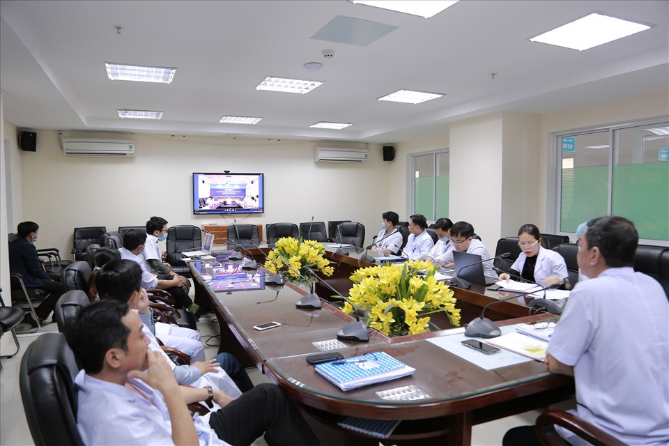 Mạng lưới Thầy thuốc Đồng hành huy động khoảng 2.500 nhân viên y tế từ khắp cả nước, tư vấn, hướng dẫn F0, F1 nguy cơ cao chưa kịp đến cơ sở y tế hoặc đang cách ly tại nhà.