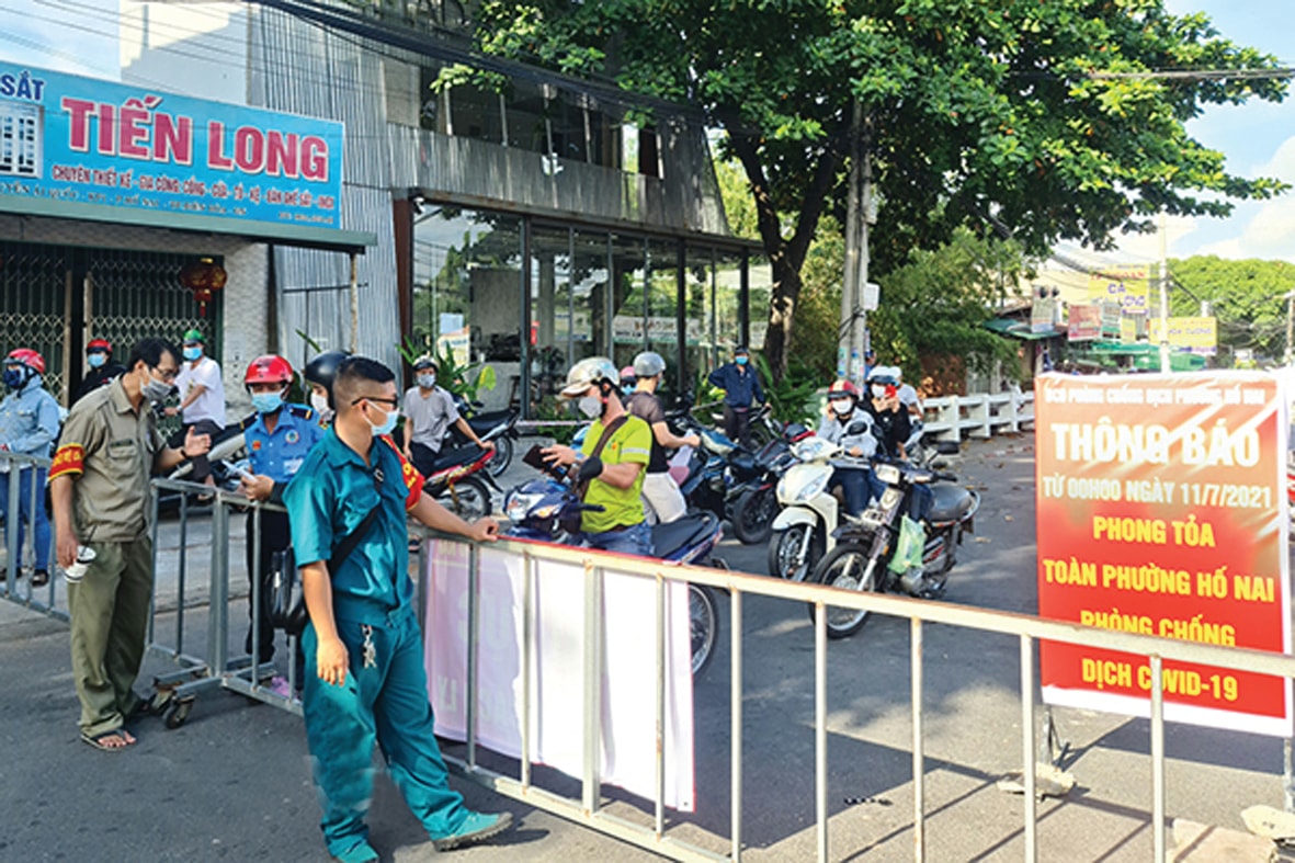  Một số địa phương hiện đang thực hiện giãn cách xã hội theo Chỉ thị 16/CT-TTg. (Ảnh: Chốt phong tỏa tại phường Hố Nai, TP Đồng Nai.)