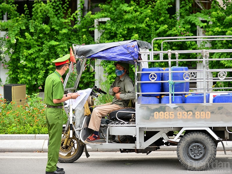 Lực lượng chức năng kiểm tra giấy thông hành của người đi đường