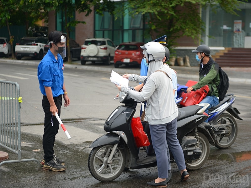 Để qua chốt, người đi đường phải trình giấy tờ nêu lý do chính đáng do cơ quan, công ty cấp có dấu đỏ.