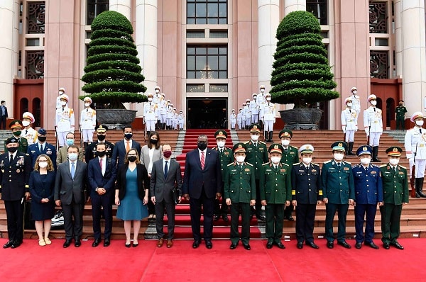 Bộ trưởng Quốc phòng Phan Văn Giang và Bộ trưởng Quốc phòng Mỹ - Lloyd Austin (giữa) chụp ảnh lưu niệm tại trụ sở Bộ Quốc phòng.