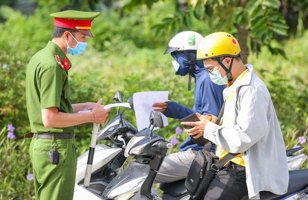 Chỉ những trường hợp thực sự cần thiết như trực chiến đấu, trực cơ quan, cung ứng hàng hóa dịch vụ thiết yếu, xử lý tài liệu mật và các nhiệm vụ cần thiết khác theo yêu cầu thì cán bộ, nhân viên được tham gia giao thông.