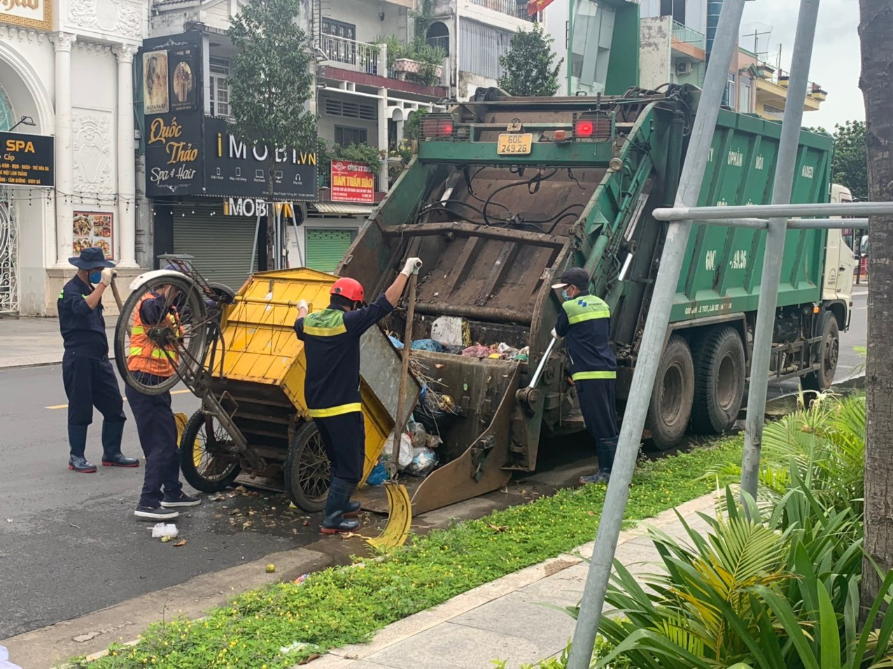 Công nhân của SZE đang thực hiện sang tiếp rác tại điểm tiếp rác Công viên Quyết Thắng, Tp.Biên Hòa