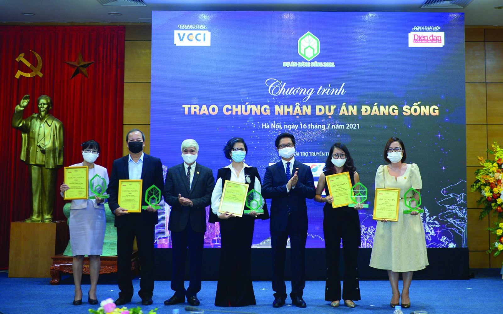 TS Vũ Tiến Lộc - Chủ tịch VCCI và ông Phạm Thanh Tùng - Chánh văn phòng Hội kiến trúc sư Việt Nam trao chứng nhận cho các Khu nghỉ dưỡng được yêu thích nhất.