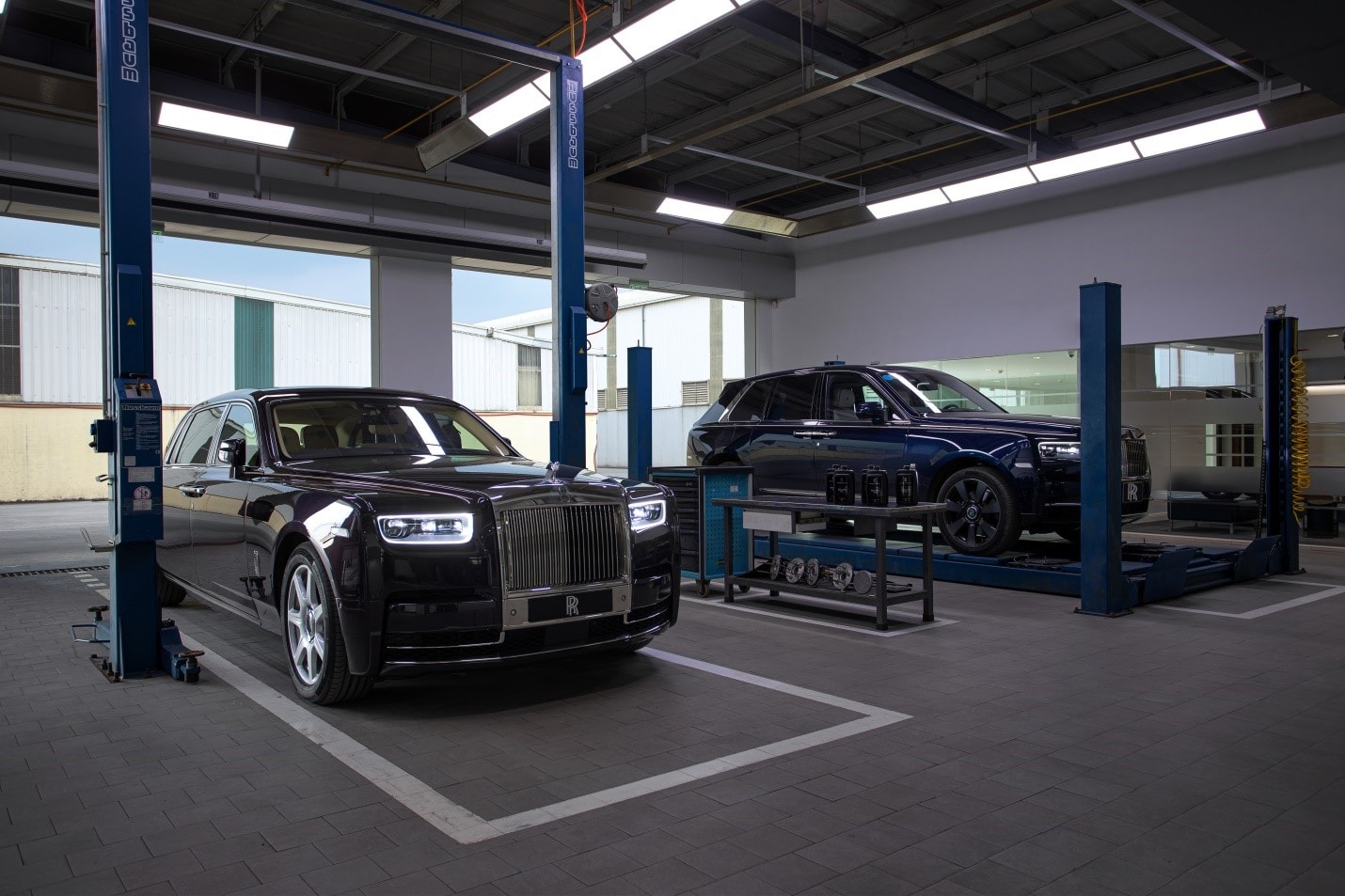 Một góc bên trong xưởng bảo hành – bảo dưỡng chính hãng Rolls-Royce Motor Cars Việt Nam