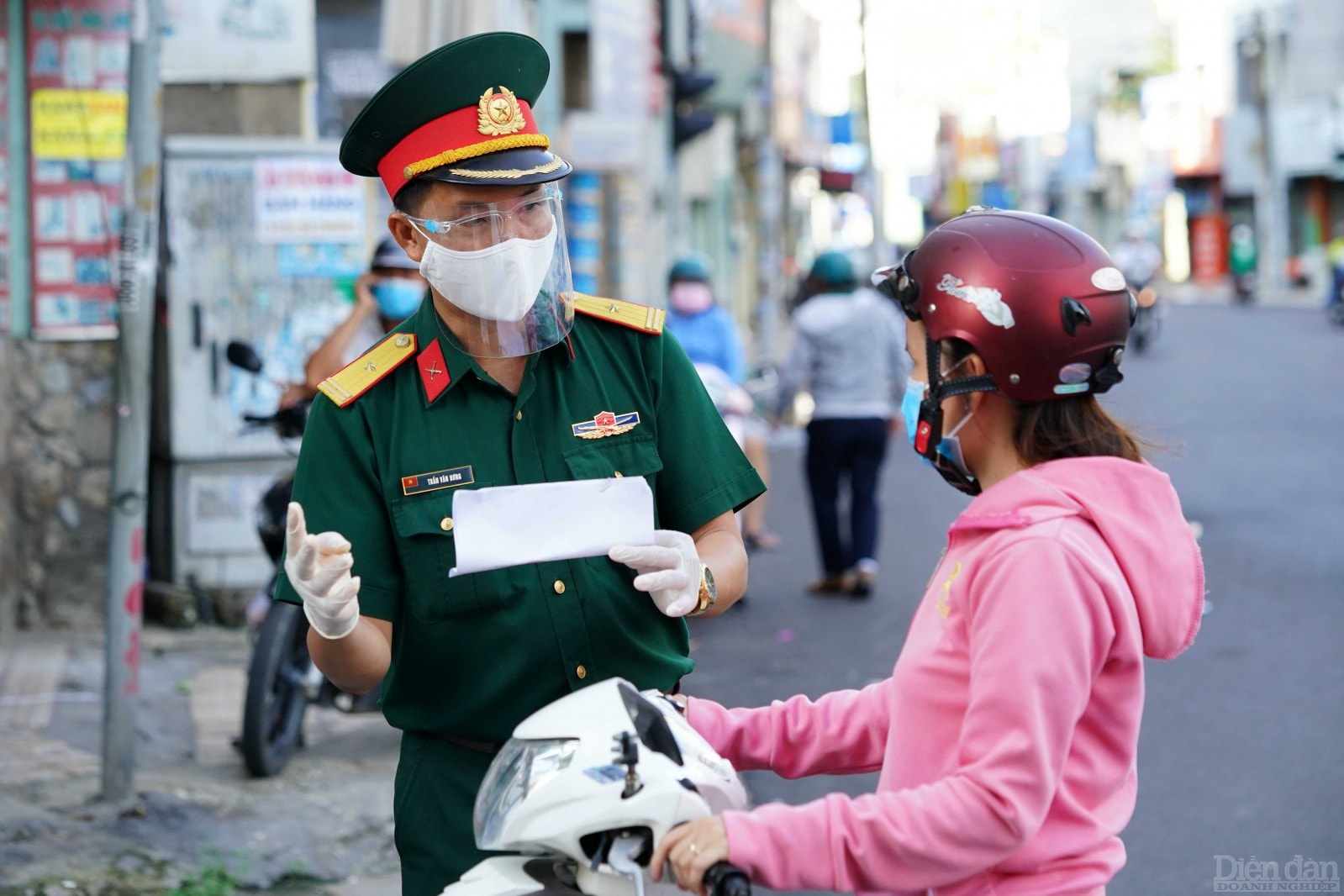 Thời tiết nắng nóng cộng với áp lực công việc lớn, nhiều chiến sĩ công an tại đây đã phải “căng mình” để hướng dẫn người dân chấp hành quy định phòng chống dịch.