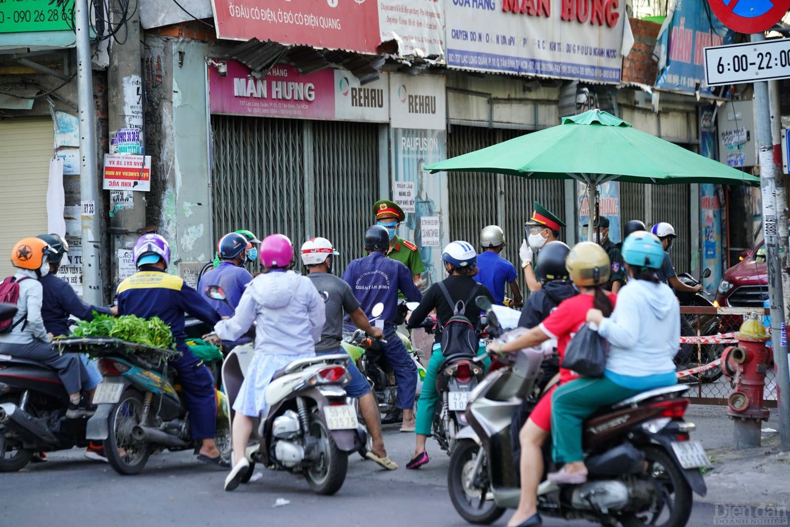 Tuyến đường vào giờ cao điểm có khá đông người dân qua lại. cán bộ, Chiến sĩ trực chốt yêu cầu người dân tấp vào lề để lần lượt kiểm tra giấy tờ, thì một số thanh niên tăng ga phóng xe bỏ chạy, may là kịp thời ngăn chặn.