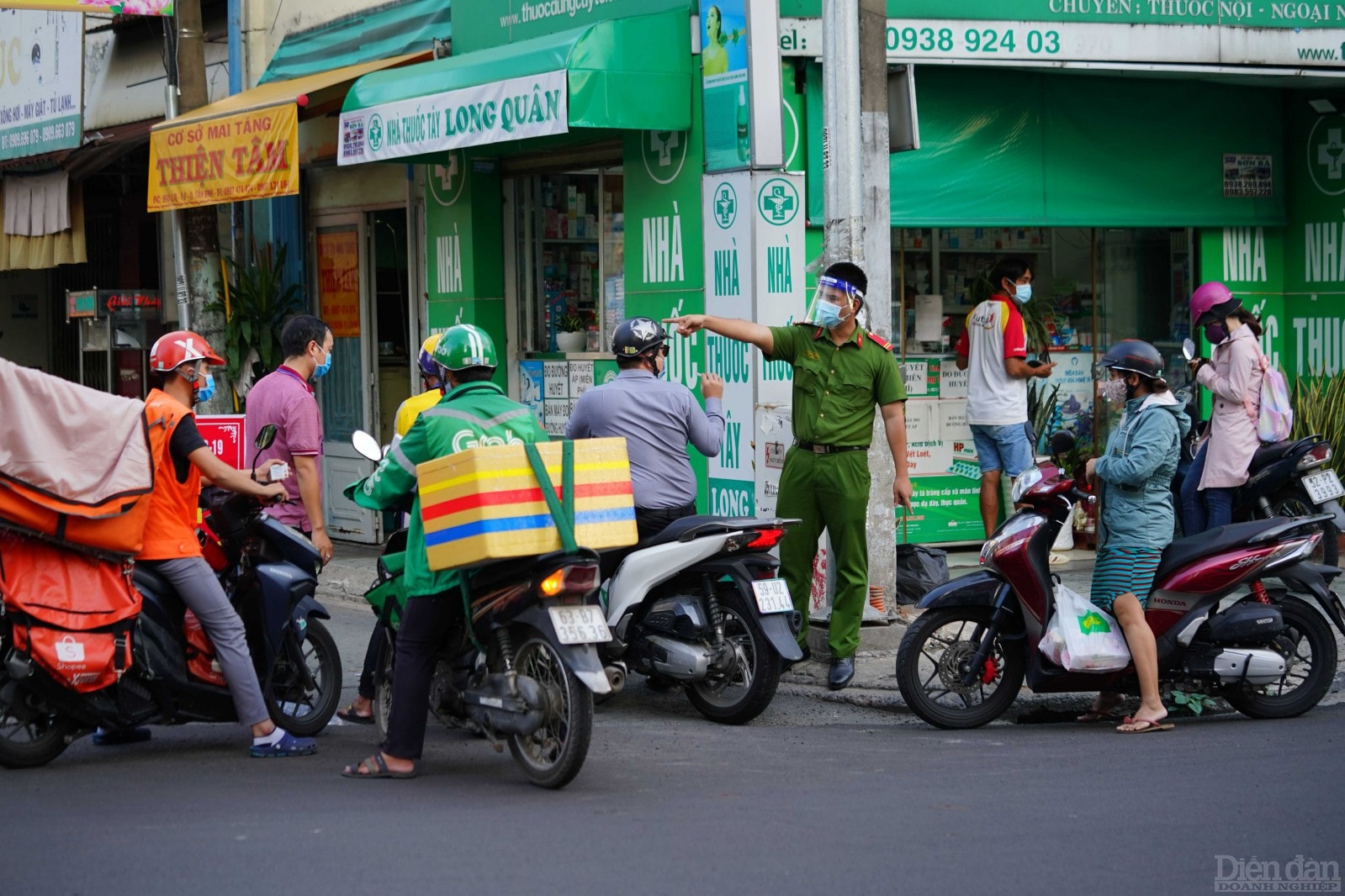 Trên thực tế, làm nhiệm vụ chống dịch nhọc nhằn gấp 2, gấp 3 lần phần việc ngày bình thường.