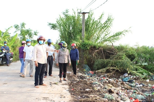 Người dân có mặt tại khu vực HTX Môi trường Thương mại và Dịch vụ Thành Vinh đổ rác tại xã Đại Hà (Ảnh chụp vào chiều 27/7)