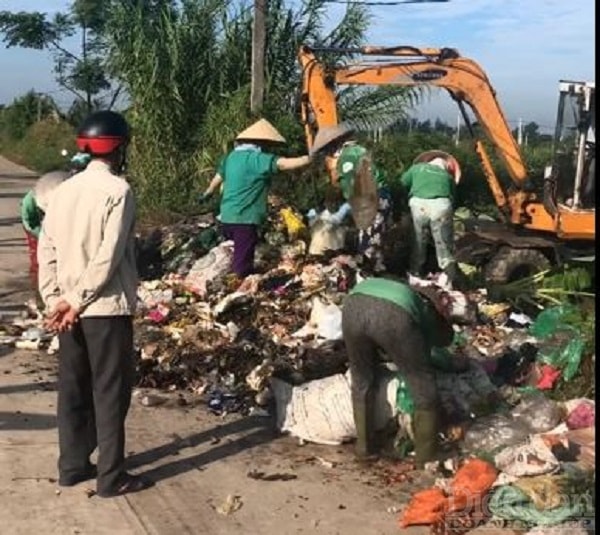 Hình ảnh người dân ghi lại được về việc HTX Môi trường Thương mại và Dịch vụ Thành Vinh đổ rác tại khu vực xã Đại Hà vào sáng ngày 27/7