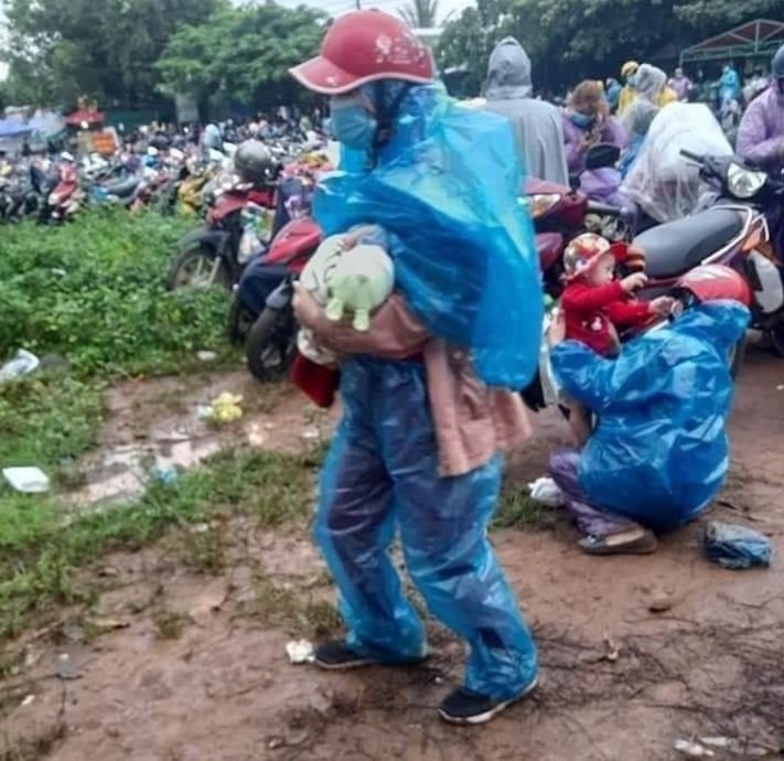 Dịch COVID-19 bùng phát 19 tỉnh, thành phía Nam trong đó tâm điểm là TP Hồ Chí Minh đã khiến hàng triệu người tha phương, bám trụ bao năm nay bây giờ phải tất bật trở về cố hương.