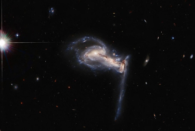 Bức ảnh độc đáo về thiên hà Arp 195, thực ra là 3 thiên hà đang hợp nhất - Ảnh: Hubble/NASA/ESA