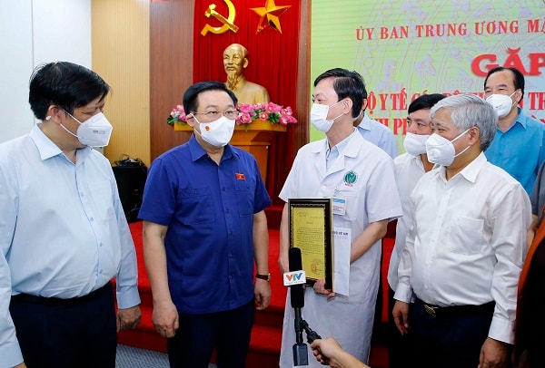 tính đến 31/7/2021, riêng TP.HCM đã có sự hỗ trợ, giúp đỡ của 44 bệnh viện thuộc các bộ ngành Trung ương, các tỉnh, thành trên cả nước, với 2.521 người, trong đó có 750 bác sỹ, 1662 điều dưỡng viên, 135 kỹ thuật viên.