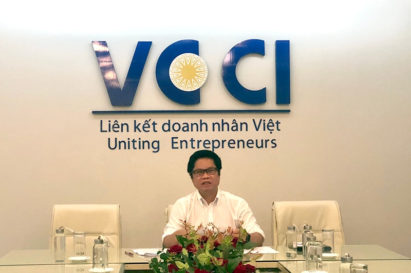 Chủ tịch VCCI TS. Vũ Tiến Lộc phát biểu tại buổi tọa đàm trực tuyến với doanh nghiệp.