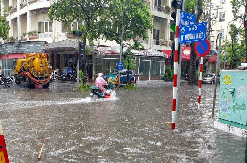 Đầu tư nhiều nghìn tỷ cho các dự án thoát nước, chống ngập, thế nhưng, phố vẫn biến thành 