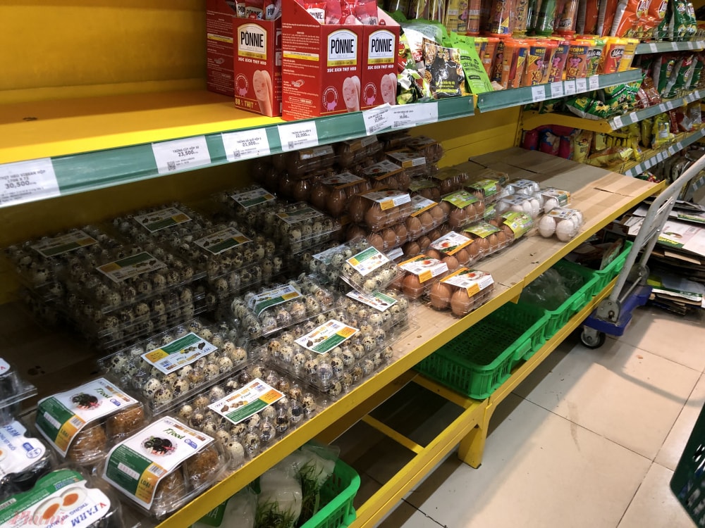 Kệ trứng tại một cửa hàng bách hóa quận Tân Bình, TPHCM những ngày đầu thực hiện giãn cách xã hội - Ảnh: Thanh Hoa
