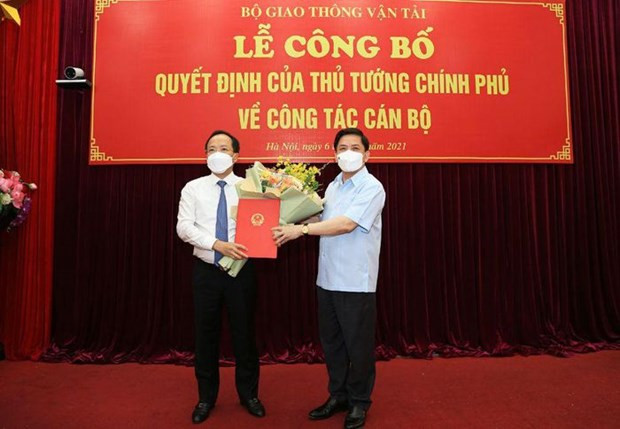 Bộ trưởng Bộ Giao thông Vận tải Nguyễn Văn Thể trao quyết định bổ nhiệm cho tân Thứ trưởng Nguyễn Duy Lâm.