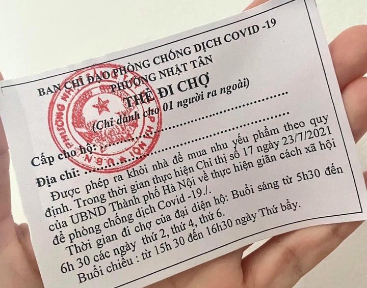 các phường trên địa bàn thành phố tiến hành phát “thẻ đi chợ” cho người dân để tránh việc tập trung đông người, đảm bảo giãn cách. 