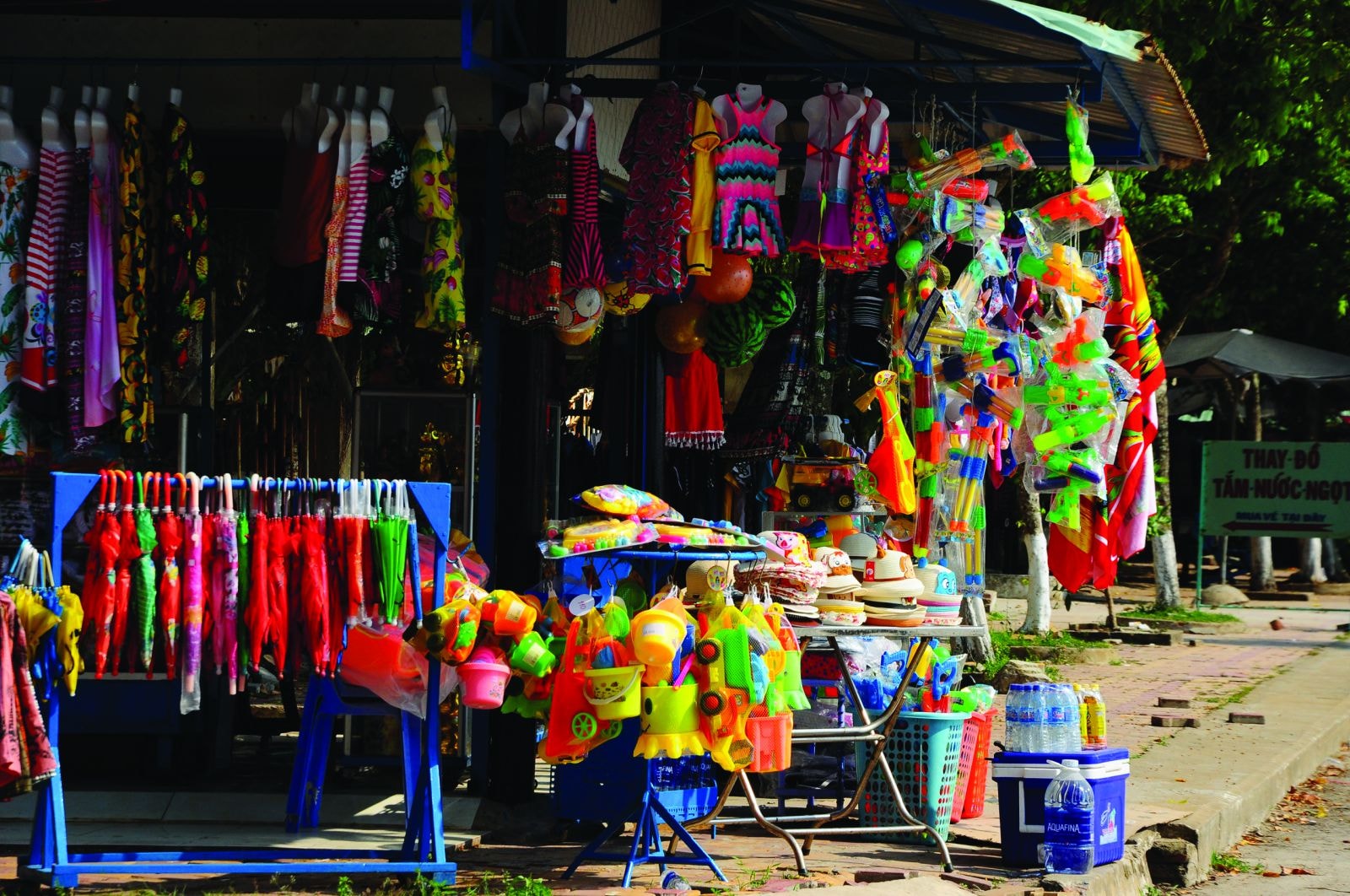 Một cửa hàng bán đồ trên biển.