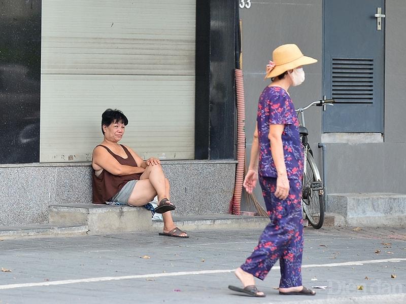 Trên phố, vẫn không khó bắt gặp những người vẫn thản nhiên ngồi ngoài đường và không tuân thủ quy định phòng chống dịch.