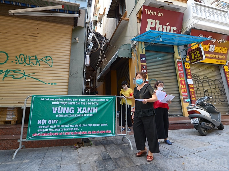 Tại các cửa ngõ của vùng xanh, có các lực lượng tự quản như dân phòng, hội phụ nữ, tổ dân phố... đứng quản lý. Có chốt là chính người dân trong ngõ đứng kiểm tra