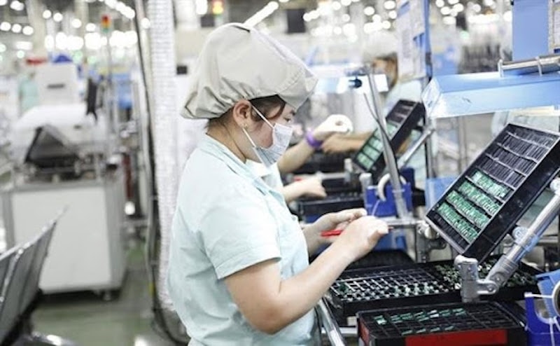 Việc gián đoạn chuỗi cung ứng sản phẩm trung gian dẫn đến việc sản xuất thành phẩm bị đình trệ.