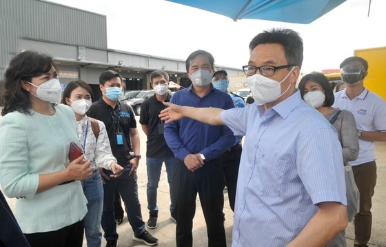 Phó Thủ tướng Vũ Đức Đam và Phó Chủ tịch UBND TPHCM Phan Thị Thắng kiểm tra công tác phòng chống dịch tại Công ty TNHH Tikinow Smart Logistics.