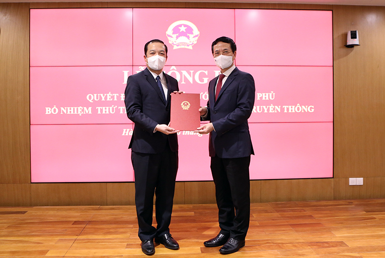 Thừa ủy quyền của Thủ tướng Chính phủ, ông Nguyễn Mạnh Hùng, UVTW Đảng, Bộ trưởng Bộ TT&TT đã trao Quyết định của Thủ tướng Chính phủ cho tân Thứ trưởng Phạm Đức Long vào chiều ngày 6/8/2021