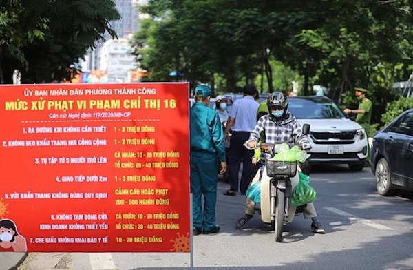Mẫu Giấy đi đường sẽ áp dụng theo mẫu Giấy đi đường đã được ban hành kèm theo Công văn số 2434/UBND-KT ngày 29/7/2021 của UBND Thành phố. Người đi đường xuất trình kèm theo: Căn cước công dân/Chứng minh thư nhân dân, lịch trực, lịch làm việc, văn bản phân công nhiệm vụ của cơ quan, đơn vị. 