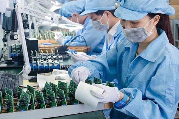 Nhiều nhà máy sản xuất thiết bị cho Apple tại Trung Quốc đang phải tăng lương để thu hút người lao động